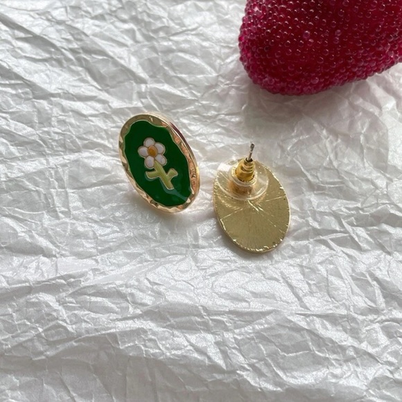 Daisy Flower Detail Oval Stud Earrings - Picture 6 of 7